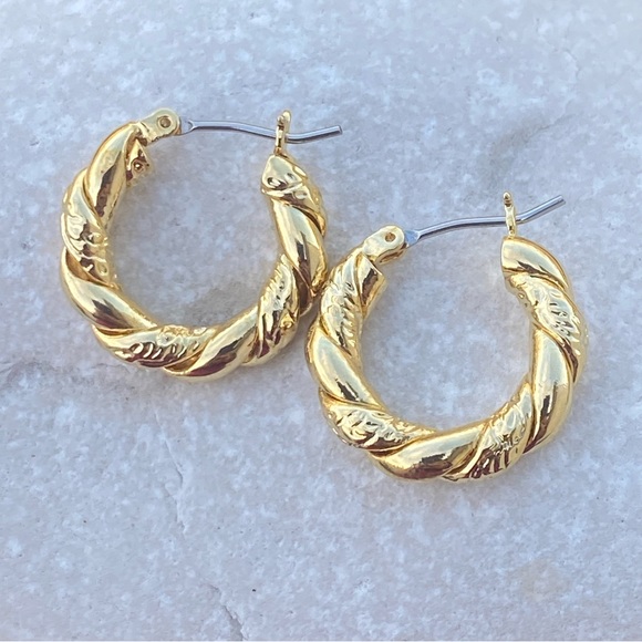 Gold Hoop Earrings twisted look design - Picture 2 of 7